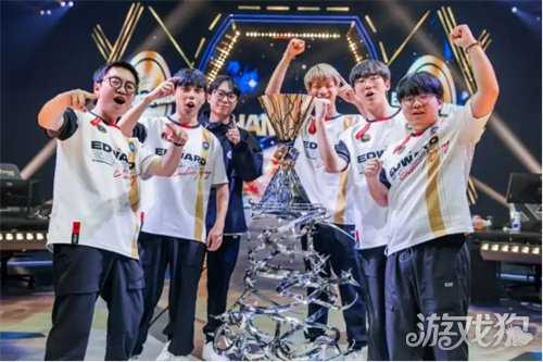 再创新高 无畏契约端手月活跃用户突破5000万 再创新高 无畏契约端手月活跃用户突破5000万